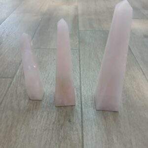 Obeliscos de cuarzo rosa