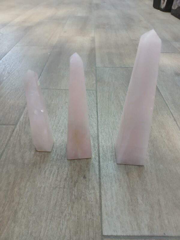 Obeliscos de cuarzo rosa