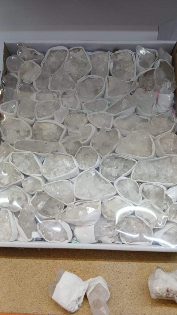 Caja de Cuarzo Blanco Drusas y Puntas de 0-50gr