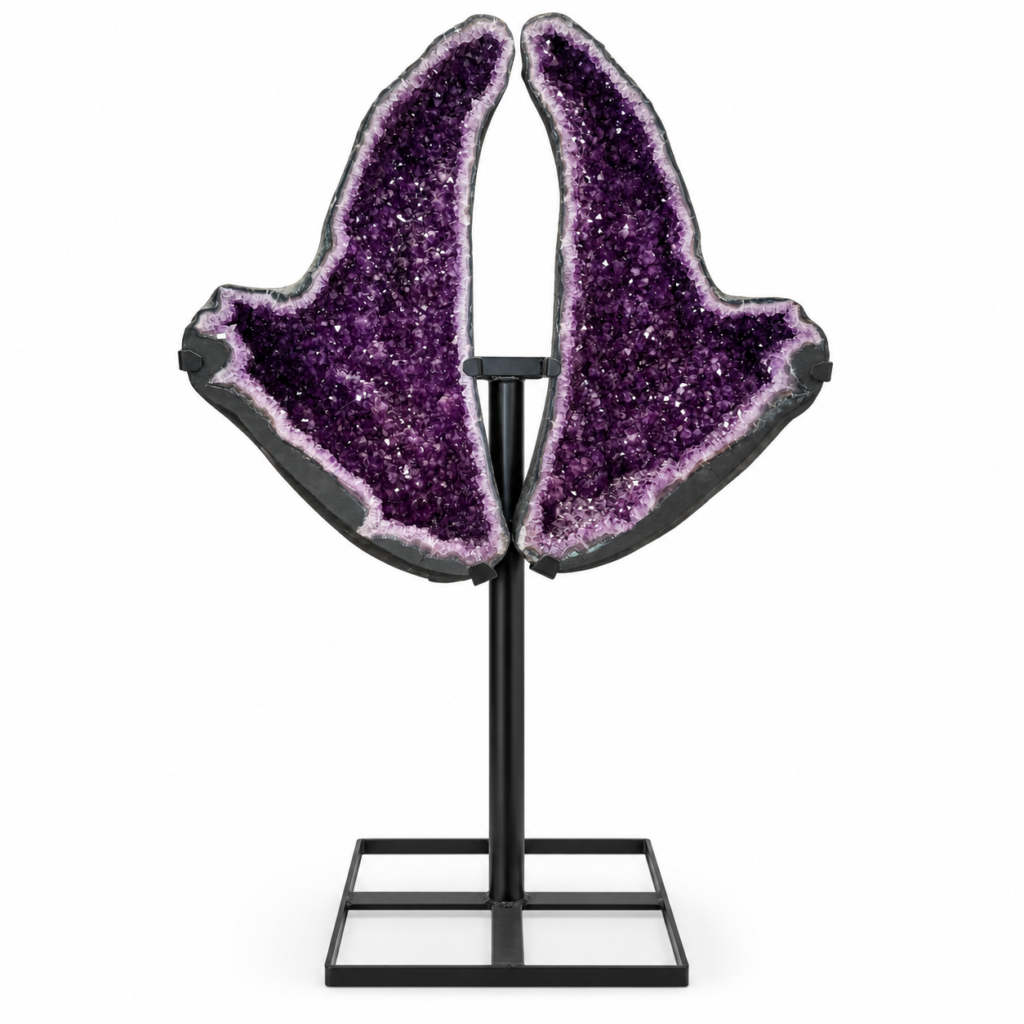 Geoda de amatista en forma de mariposa con pie para exposición