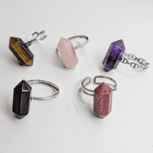 Anillo ajustable con punta de mineral natural (acabado plateado)