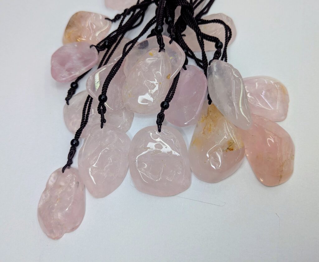 Colgante cuarzo rosa con cordón