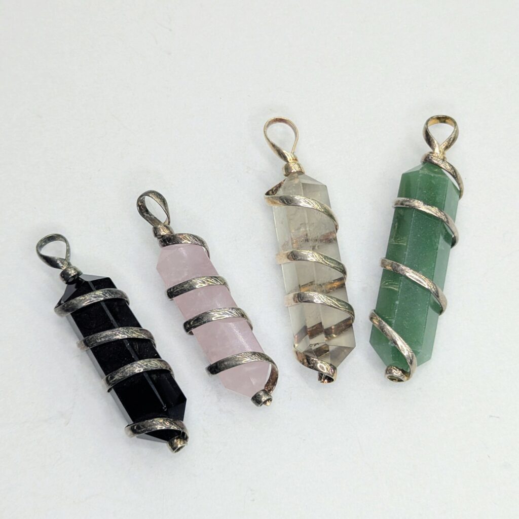 Colgante punta de mineral con espiral metálica