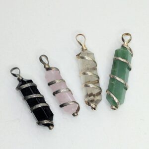 Colgante punta de mineral con espiral metálica