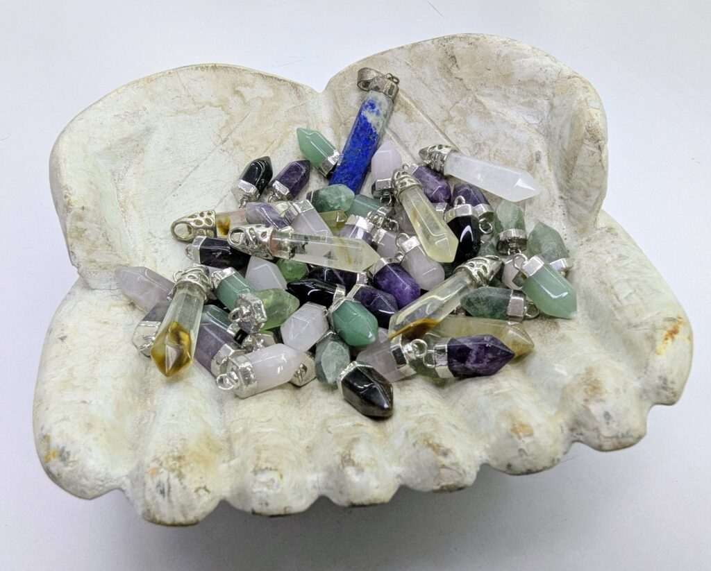 Colgantes de minerales en punta