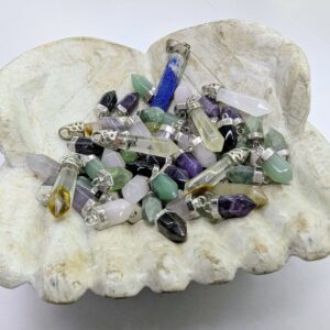 Colgantes de minerales en punta