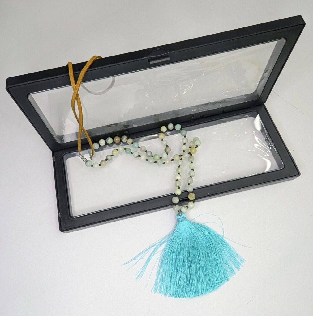 Collar mineral con borla