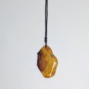 Colgante de mineral perforado con cordón