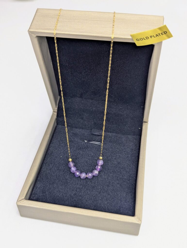 Collar con amatista natural facetada