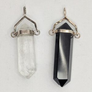Colgante punta de cuarzo / ónix con montura metálica